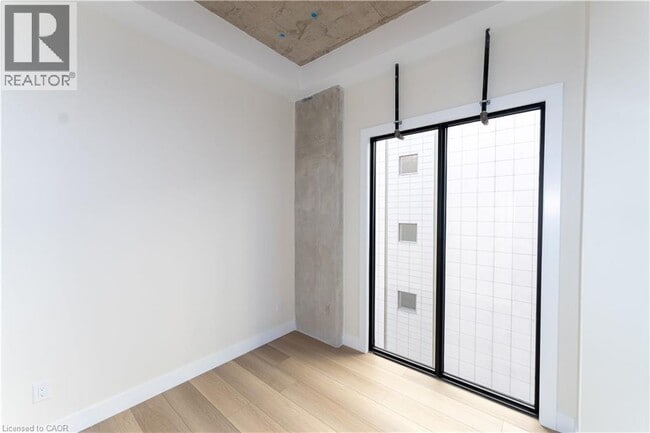 Photo - 169 James St S Unité 205