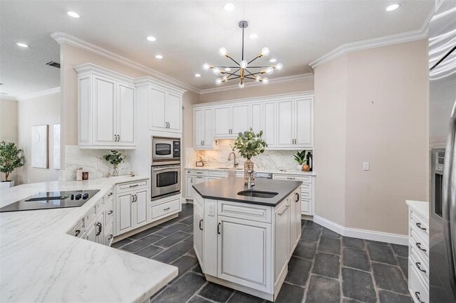 Photo - 650 Geneva Pl Casa