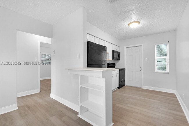 Building Photo - 746 SW 4th St Unit 2