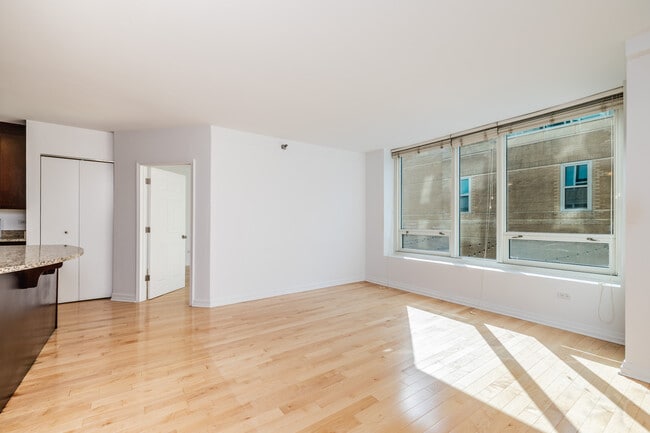 Photo - 33 W Ontario St