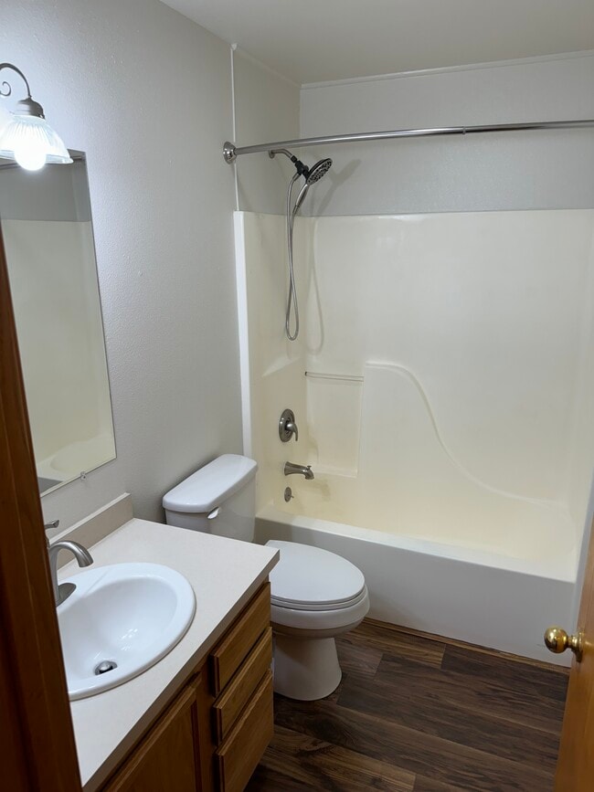 Bath - 311 Turner St Unit B