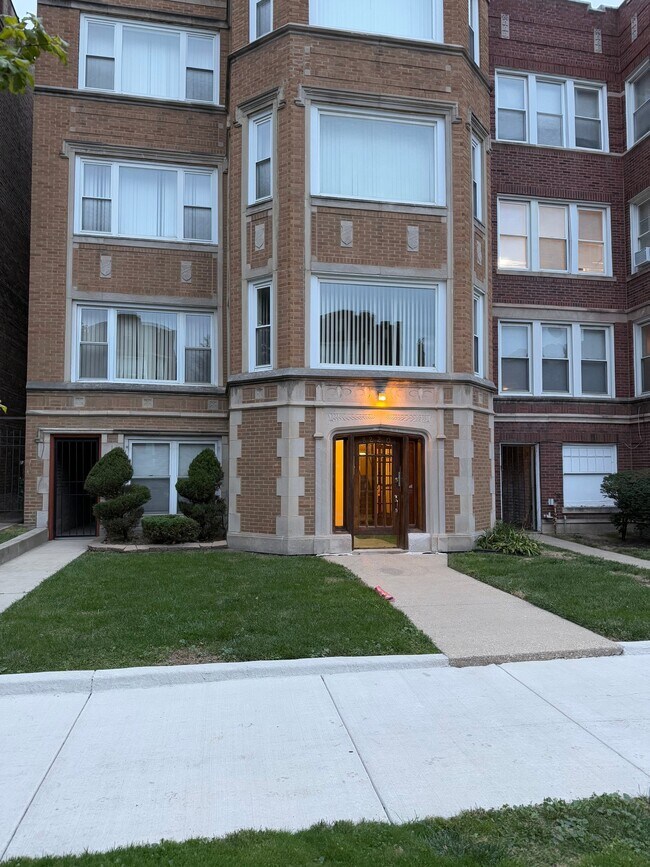 Building Photo - 8220 S Langley Ave Unit 3rd Floor