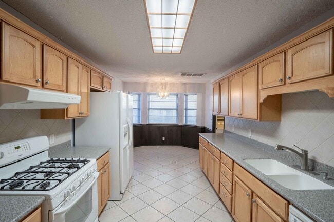 Photo - 3 Bed / 2 Bath in Broken Arrow!