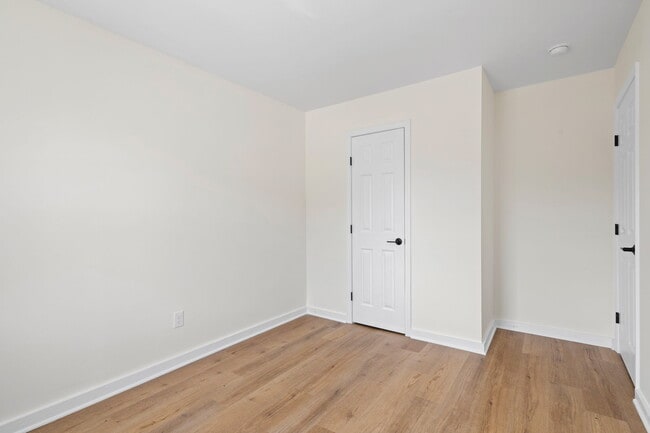 Photo - 40-40 Isabella St