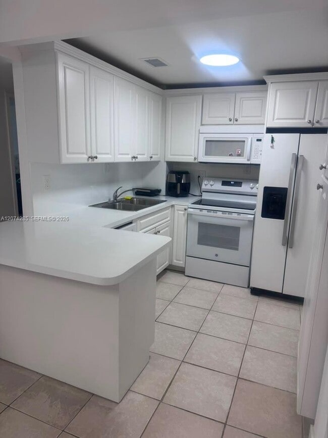 Building Photo - 1913 S Ocean Dr Unit 422