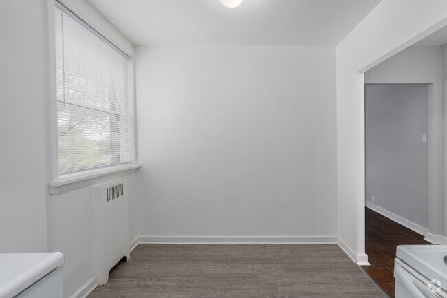 1BR, 1BA - 768SF - Kitchen Dining Area