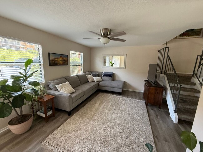 Spacious Two-Story 3 Bedroom, 1.5 Bath Tow... - Spacious Two-Story 3 Bedroom, 1.5 Bath Tow... Townhome