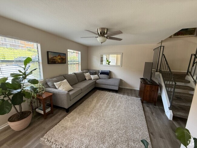 Building Photo - Spacious Two-Story 3 Bedroom, 1.5 Bath Tow... Rental