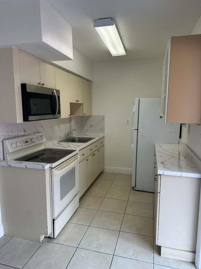 Building Photo - 375 E 4th St Unit 4