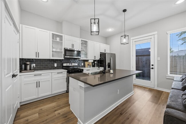 Building Photo - 6723 Parker Oaks Ln