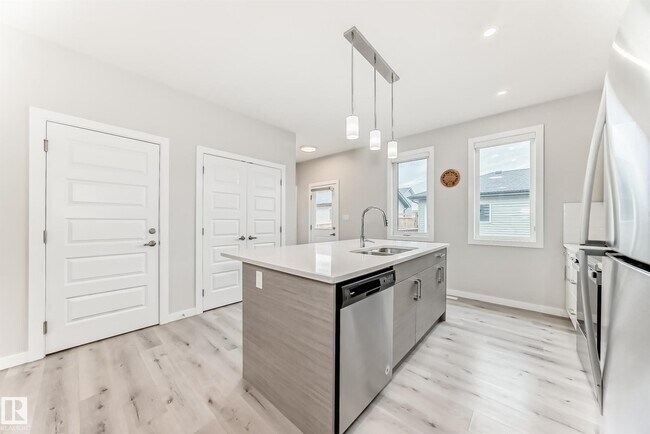 Photo - 6536 Chappelle Vis S W