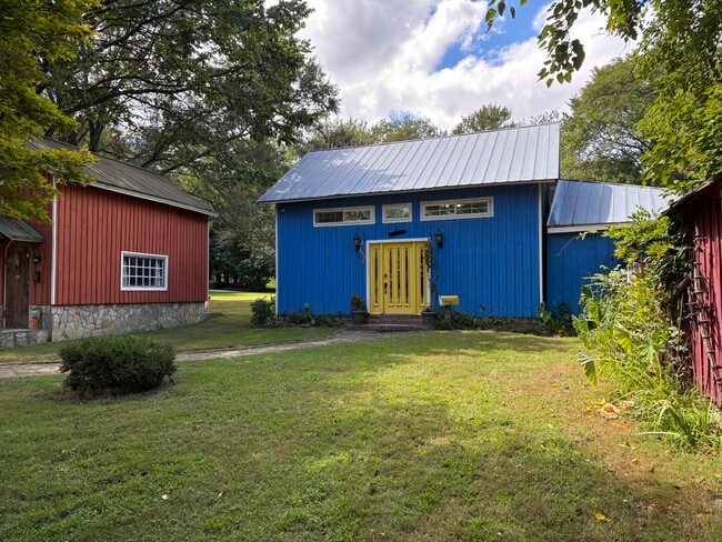 Building Photo - 4045 Caribon St Unit Blue Cottage Rental