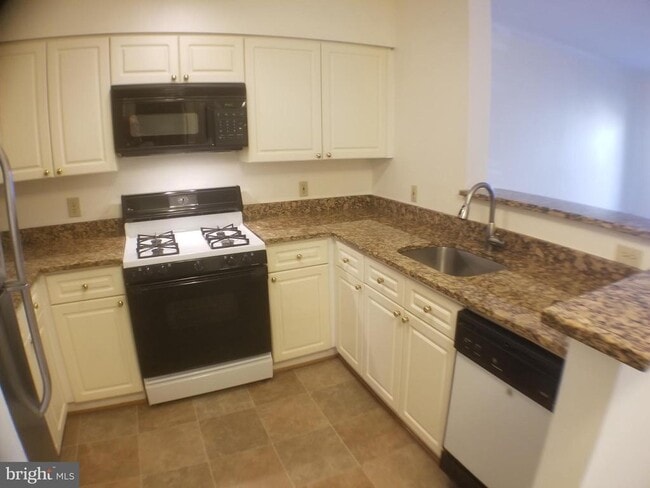 Building Photo - 2204 Westcourt Ln Unit 218 Rental