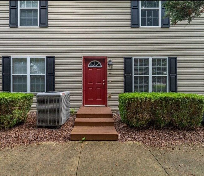 Building Photo - Great Location - 2 Bedroom/2.5 Bath Condo ... Unit 102