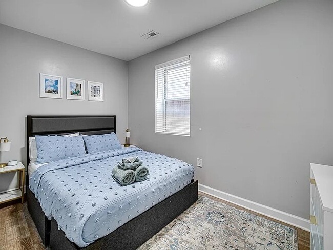 Photo - 3850 W Diversey Ave