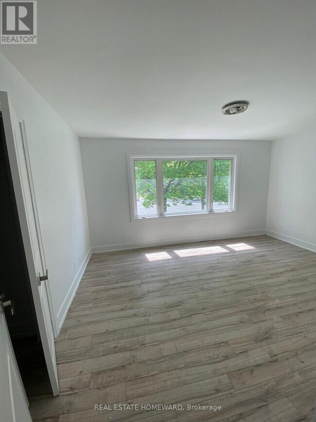 Photo - 1049 Simcoe St S