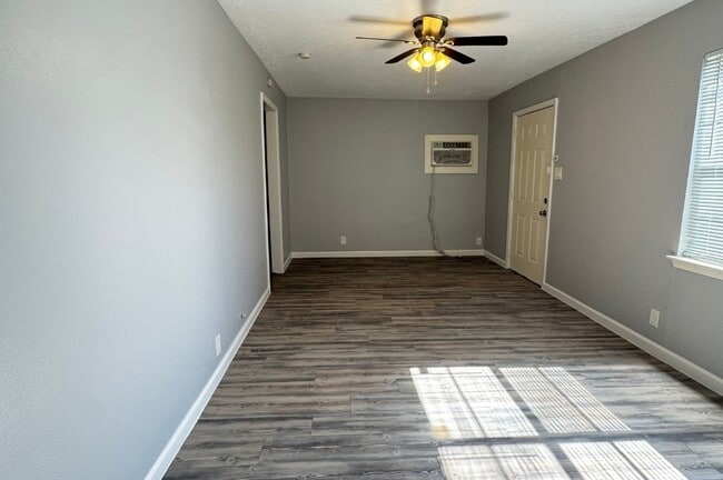 Photo - 3270 Christopher St
