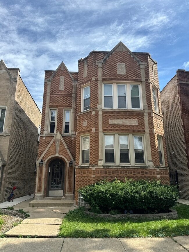 Building Photo - 5741 N Washtenaw Ave Unit 1