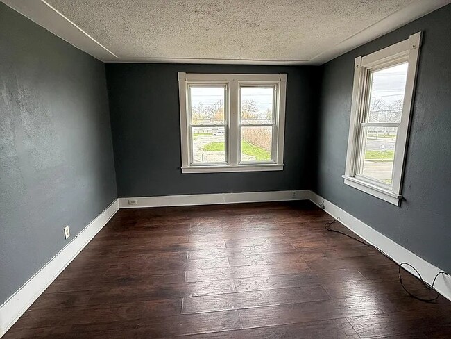 Photo - 283 Abbe Rd N