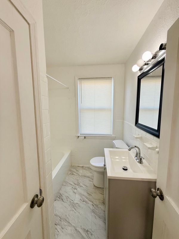 Photo - 802 Wicklow Rd