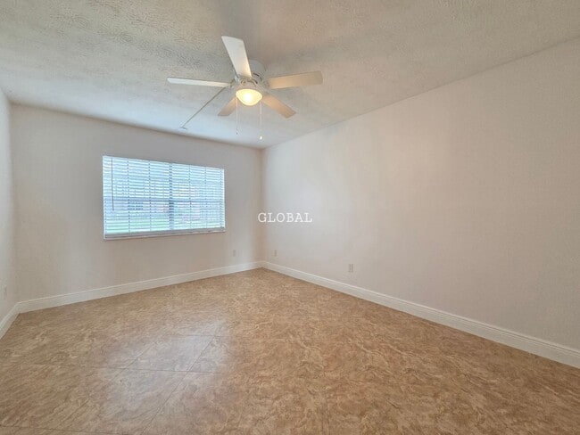 Photo - Lakefront First-Floor Condo in Camelot by the Lake, Orlando Unidad N-13
