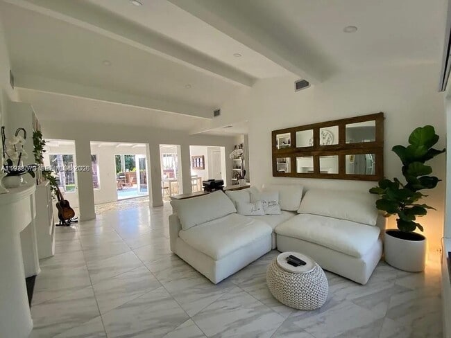 Photo - 256 NE 85th St