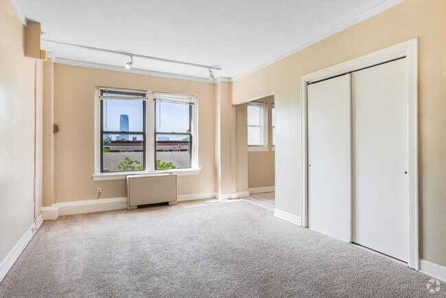 1BD, 1BA - 600SF - Highrise - Living Room