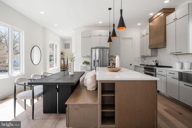 Photo - 2001 N George Mason Dr