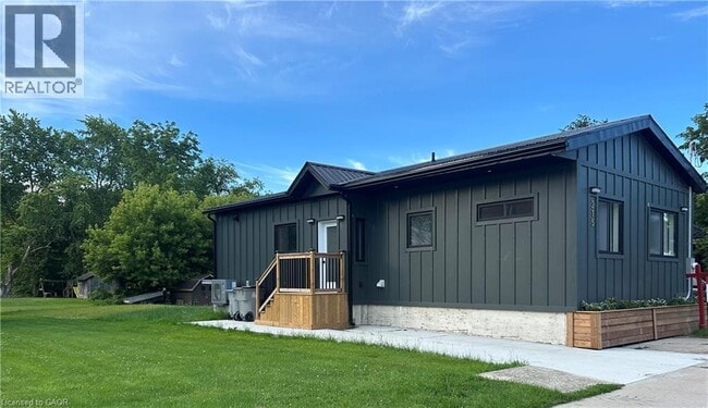 Photo - 215 Winstanley St