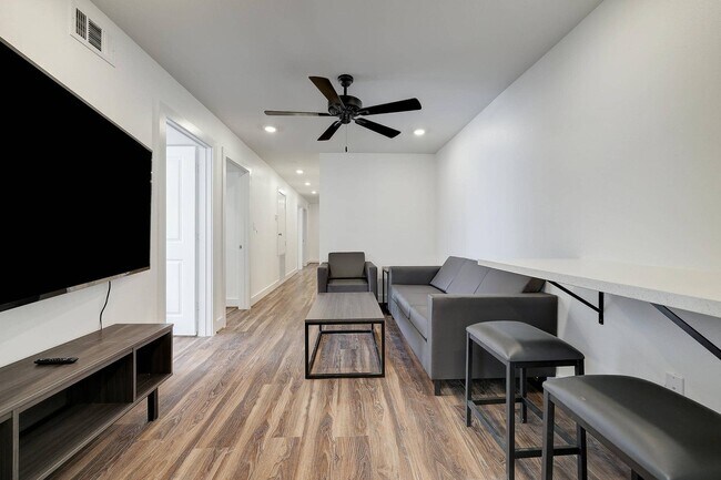 Photo - 2419 Shakespeare St