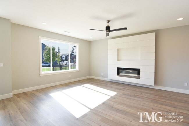 Photo - AmazingTownhome with Stunning Finishes! 1900+ Sq Ft, Fenced Yard!