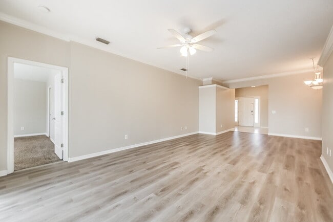 Photo - 304 Fareham Dr