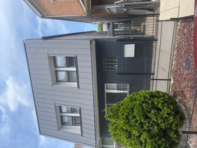 Building Photo - 3650 W George St Unit 1F Rental