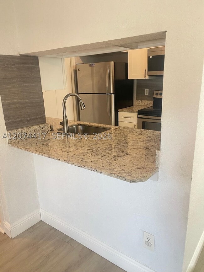 Building Photo - 927 Riverside Dr Unit 320