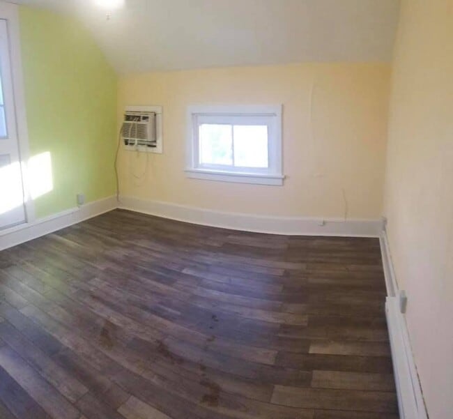 Building Photo - Large spacious 1 bedroom apartment near Vi... Unit 822