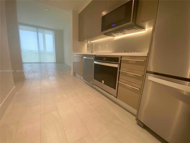 Building Photo - 2000 Metropica Wy Unit 308