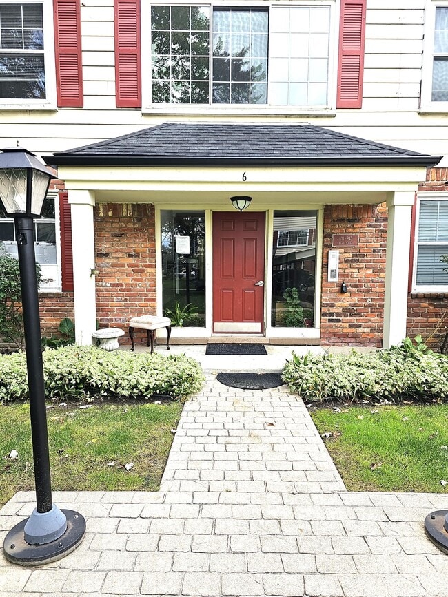 739 W Maple Rd