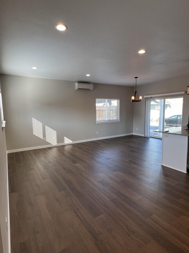 335 Everett Way Rental For Rent in Talent, OR