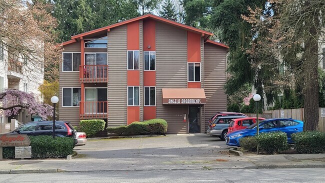 Angela Front DoublePane Windows - 12044 15th Ave NE Unit 102