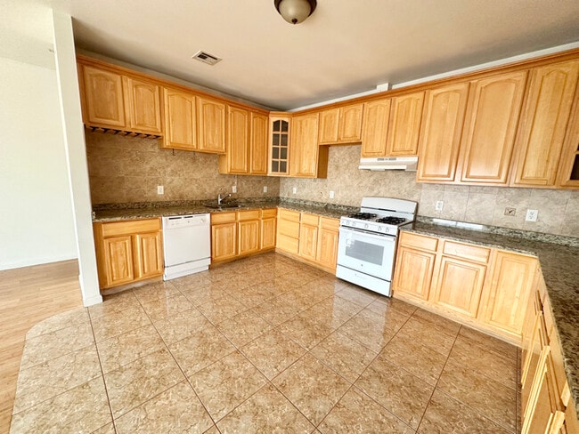 Photo - 41-43-43 Manufacturers Pl Unidad 3