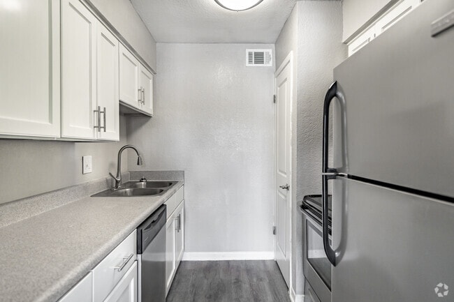 1BR, 1BA - 702SF - Kitchen