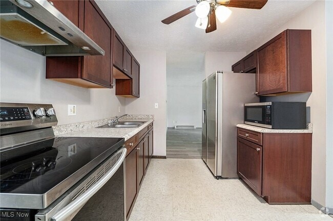 Building Photo - 1492 Ansonia Ave Rental