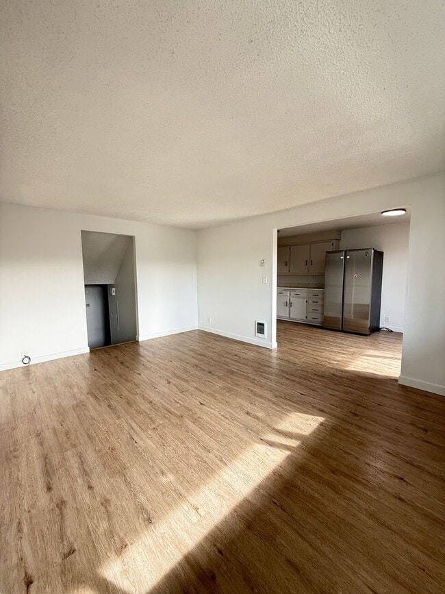Building Photo - Townhome in North Medford!