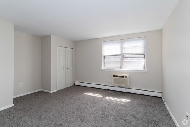 1BR, 1BA - 650-720SF - Bedroom