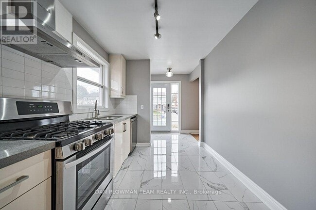 Photo - 181 Waverly St S