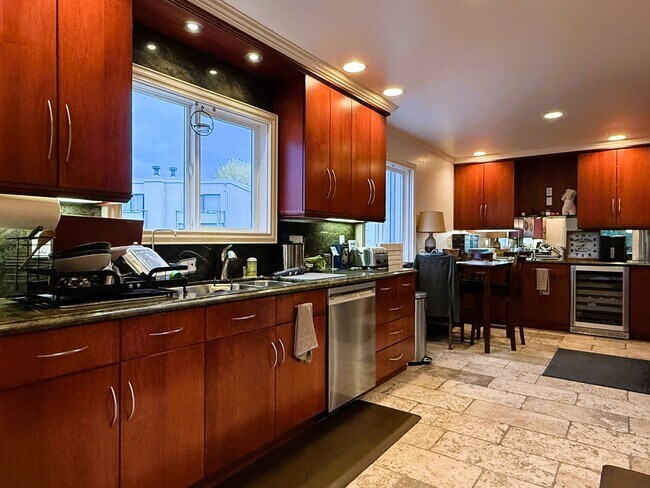 Photo - 4 bed, 2.5 bath top floor corner unit cond... Unit 26