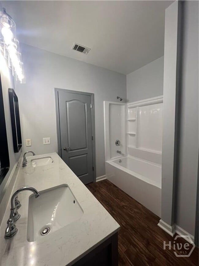 Building Photo - 4 bed, 2.5 bath townhouse