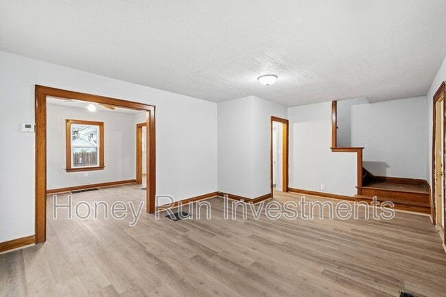 Photo - 607 W Grand Ave