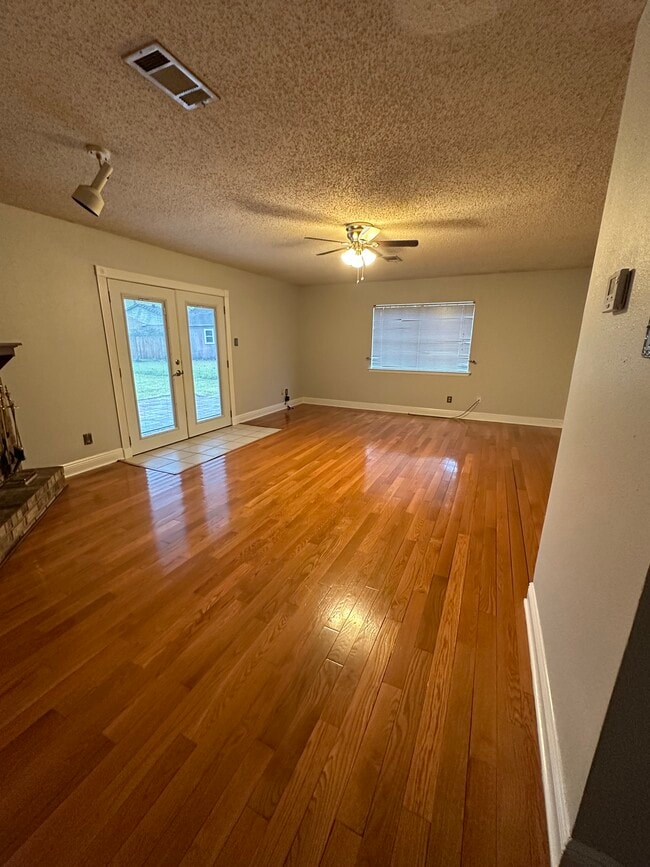 Photo - 557 Esplanade St
