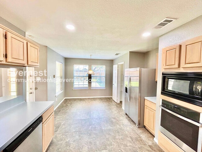 Photo - 3 Bed, 2 Bath with Fenced Yard & Garage / Pet-Friendly / Available Now!